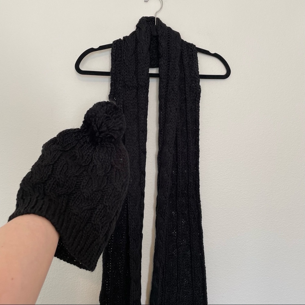 NWT sakkas cable knit Pom hat and scarf set black one size